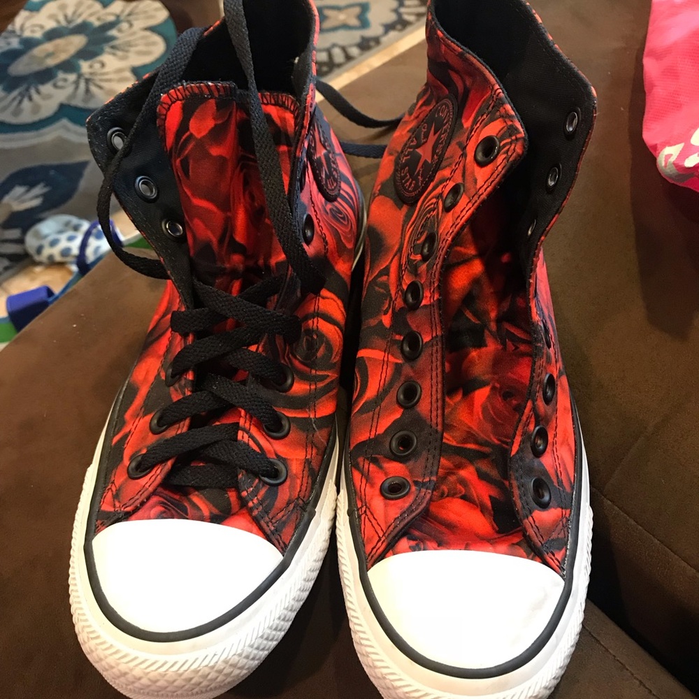 Red rose Converse hi-tops